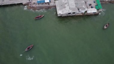 4K yerel Tersanede. Hava manzaralı eski bina ve gemilerle birlikte.