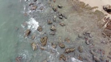 4K, Tayland, Pattaya 'da dalgalarla kumlu sahil ve okyanustaki turkuaz açık deniz görüntüsü.