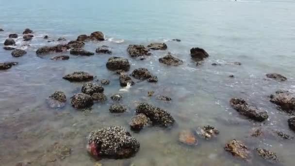 Aerial View Clear Turquoise Sea Sandy Beach Ocean Waves Pattaya — стоковое видео