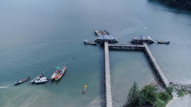 Laem Son Ulusal Park İskelesi Kapur Bölgesi, Ranong, Tayland İHA ile hava gözlemi.