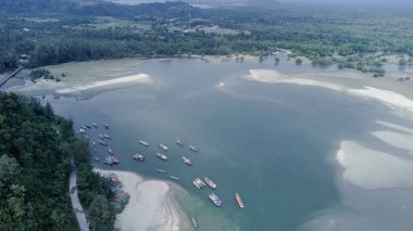 Laem Son Ulusal Park İskelesi Kapur Bölgesi, Ranong, Tayland İHA ile hava gözlemi.