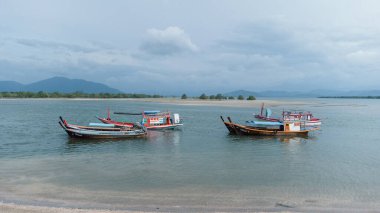 Laem Son Ulusal Parkı, Ranong, Tayland - Kasım 2021: Kapur Bölgesi 'nde yerel balıkçı tekneleriyle birlikte İHA tarafından havadan izlenen liman.
