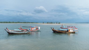 Laem Son Ulusal Parkı, Ranong, Tayland - Kasım 2021: Kapur Bölgesi 'nde yerel balıkçı tekneleriyle birlikte İHA tarafından havadan izlenen liman.