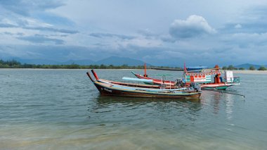 Laem Son Ulusal Parkı, Ranong, Tayland - Kasım 2021: Kapur Bölgesi 'nde yerel balıkçı tekneleriyle birlikte İHA tarafından havadan izlenen liman.