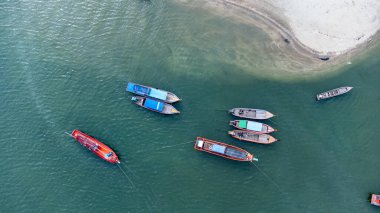 Laem Son Ulusal Park İskelesi Kapur Bölgesi, Ranong, Tayland İHA ile hava gözlemi.