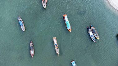 Laem Son Ulusal Park İskelesi Kapur Bölgesi, Ranong, Tayland İHA ile hava gözlemi.