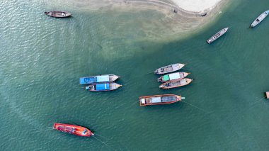 Laem Son Ulusal Park İskelesi Kapur Bölgesi, Ranong, Tayland İHA ile hava gözlemi.