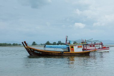 Laem Son Ulusal Parkı, Ranong, Tayland - Kasım 2021: Kapur Bölgesi 'nde yerel balıkçı tekneleriyle birlikte İHA tarafından havadan izlenen liman.