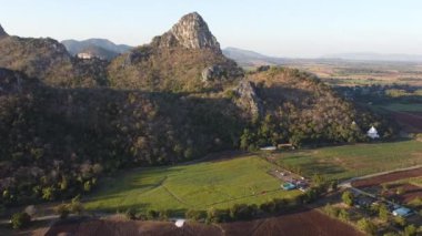 4K üzeri Ayçiçeği tarlası, gömü manzarası ve arka planda gün batımı Khao Jeen Lae Ayçiçeği tarlası, Lopburi, Tayland