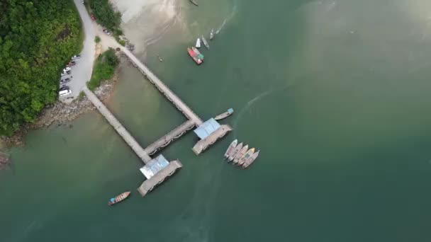 用无人驾驶飞机从空中俯瞰卡普尔地区的国家公园码头上空4K — 图库视频影像