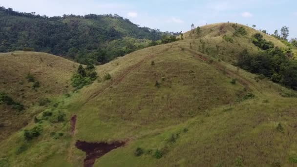 緑の芝生のフィールドと青い空とボルド山やフーカオヤ上の4K タイ王国ラノン県の自然旅行の魅力の1つ — ストック動画