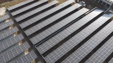 Güneş Çiftliğindeki Güneş Hücresi üzerinde hareket eden 4K. Güneş ışığından enerji üreterek sürdürülebilir yeşil enerji kavramı.