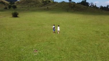 4K Kel Dağ ya da Phu Khao Ya üzerinde yeşil çimen ve mavi gökyüzü. Tayland 'ın Ranong eyaletindeki doğal seyahat cazibelerinden biri.