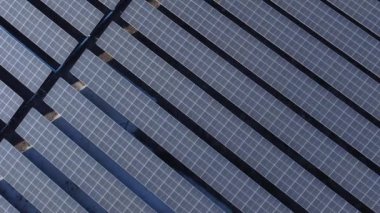 Güneş Çiftliğindeki Güneş Hücresi üzerinde hareket eden 4K. Güneş ışığından enerji üreterek sürdürülebilir yeşil enerji kavramı.