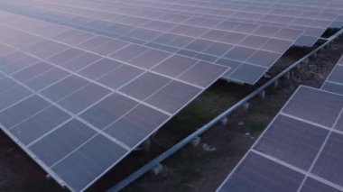 Güneş Çiftliğindeki Güneş Hücresi üzerinde hareket eden 4K. Güneş ışığından enerji üreterek sürdürülebilir yeşil enerji kavramı.