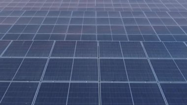 Güneş Çiftliğindeki Güneş Hücresi üzerinde hareket eden 4K. Güneş ışığından enerji üreterek sürdürülebilir yeşil enerji kavramı.