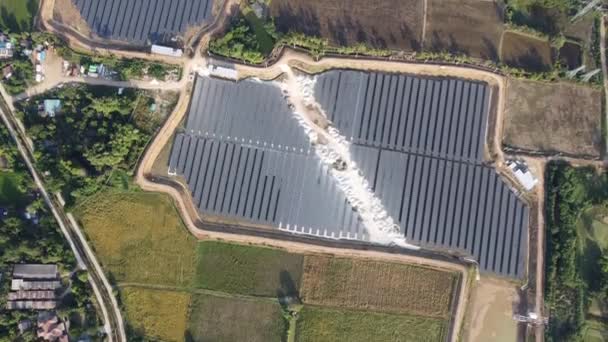4K由无人驾驶飞机在太阳能农场的太阳能电池上移动 利用太阳能发电实现绿色能源可持续发展的概念 — 图库视频影像