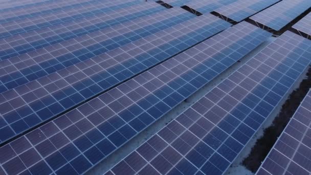 4K由无人驾驶飞机在太阳能农场的太阳能电池上移动 利用太阳能发电实现绿色能源可持续发展的概念 — 图库视频影像