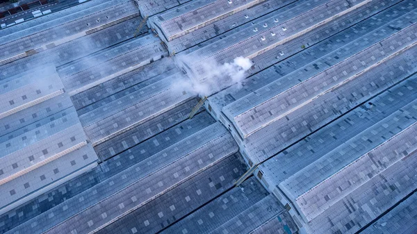 Dächer Von Fabrikgebäuden Der Schwerindustrie Mit Weißem Rauch Vor Blauem — Stockfoto