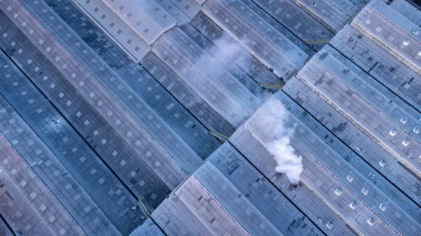 Dächer Von Fabrikgebäuden Der Schwerindustrie Mit Weißem Rauch Vor Blauem — Stockfoto