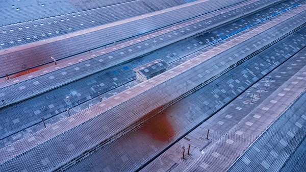 Dächer Von Fabrikgebäuden Der Schwerindustrie Mit Weißem Rauch Vor Blauem — Stockfoto