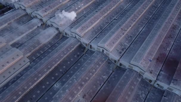夕阳西下 工厂大楼的屋顶 在蓝天下冒着白烟 无人机从工厂顶部拍摄的空中照片 — 图库视频影像
