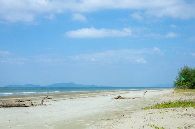 Laem Son Ulusal Parkı, Ranong, Tayland 'da doğanın ortasında uzanan güzel siyah beyaz plaj yüzeyi..