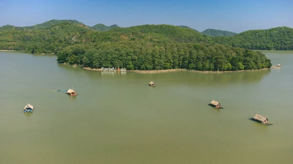 Huai Krathing Rezervuarının Rafting Yemek Için Bambu Sal Barınağı Olan — Stok fotoğraf