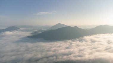 Tepedeki Sis Denizi Doi Phu Thok, Chiang Khan, Loei, Tayland 'ı kaplar.. 