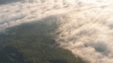 Tepedeki Sis Denizi Doi Phu Thok, Chiang Khan, Loei, Tayland 'ı kaplar.. 