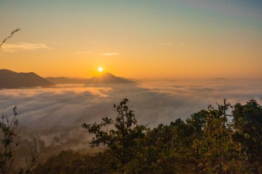 Tepedeki Doi Phu Thok, Chiang Khan, Loei, Tayland 'daki deniz sisi ve altın gün doğumu, kışın gündoğumunun arka planında yer alır.. 
