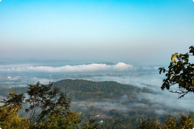 Tepedeki Sis Denizi Doi Phu Thok, Chiang Khan, Loei, Tayland 'ı kaplar.. 