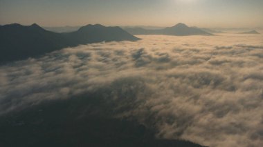 Tepedeki Sis Denizi Doi Phu Thok, Chiang Khan, Loei, Tayland 'ı kaplar.. 