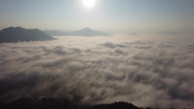 4K Deniz Sisi ve Altın Gün Doğumu tepenin tepesindeki bölgeyi kaplar: Doi Phu Thok, Chiang Khan, Loei, Tayland. 