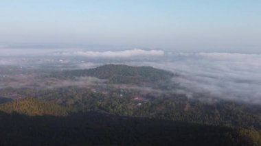 4K Deniz Sisi ve Altın Gün Doğumu tepenin tepesindeki bölgeyi kaplar: Doi Phu Thok, Chiang Khan, Loei, Tayland. 