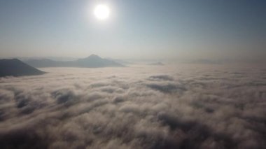 4K Deniz Sisi ve Altın Gün Doğumu tepenin tepesindeki bölgeyi kaplar: Doi Phu Thok, Chiang Khan, Loei, Tayland. 