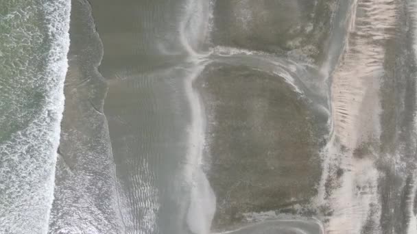 Movimiento Ola Suave Océano Azul Playa Arena Negra Fondo Playa — Vídeos de Stock