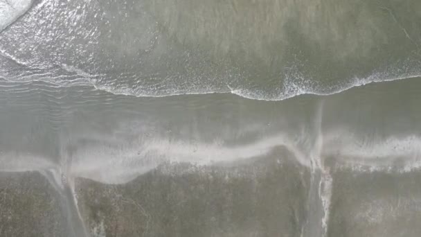 Movimiento Ola Suave Océano Azul Playa Arena Negra Fondo Playa — Vídeos de Stock