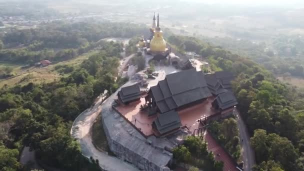索姆代 明明寺4K从空中俯瞰 圣殿是用细木料建造的 该堂由柚木制成 座落在泰国洛城府路的高山上 观景优美 — 图库视频影像