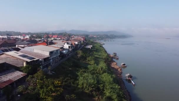 Chiang Khan Óvárosának Légi Kilátása Ködös Reggelen Drónnal Village Mentén — Stock videók