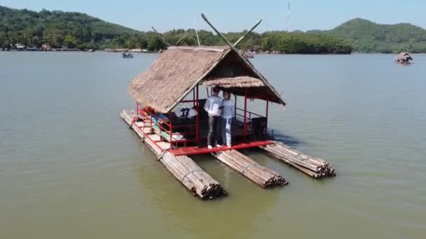 Paar Bereich Des Huai Krathing Reservoirs Mit Bambusfloßunterstand Für Rafting — Stockvideo