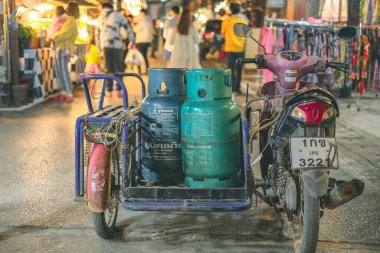 Chiang Khan, Loei Tayland - Aralık 2021: Geceleyin Chiang Khan 'da gezen ve alışveriş yapan turistler eski ahşap bina ve turist kalabalığıyla birlikte.