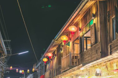 Chiang Khan, Loei Tayland - Aralık 2021: Geceleyin Chiang Khan 'da gezen ve alışveriş yapan turistler eski ahşap bina ve turist kalabalığıyla birlikte.