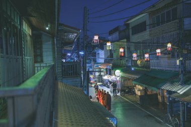 CHIANG KAN, LOEI. Tayland - Aralık 2021: Birçok insan Chiang Khan 'ın antik köyündeki Mekong Nehri kıyısındaki sokaktaki rahiplere günlük olarak sadaka veriyor..