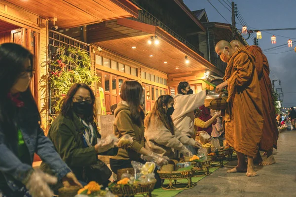 Chiang Khan Loei Thailand December 2021 Många Människor Ger Allmosor — Stockfoto