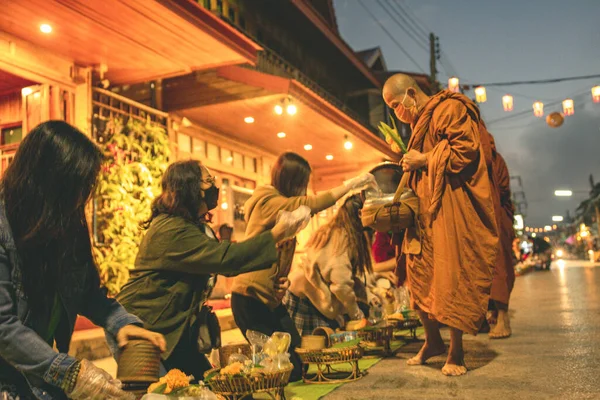 Chiang Khan Loie Tailândia Dezembro 2021 Muitas Pessoas Dão Esmolas — Fotografia de Stock