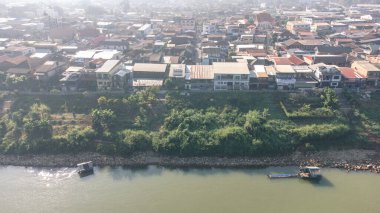 Sisli bir sabahta Chiang Khan Eski Köyü 'nün insansız hava aracı görüntüsü. Mekong Nehri kıyısındaki köy, şu anda Loei Eyaleti Tayland 'ın ünlü bir turistik merkezi olan Tayland-Laos sınırıdır..