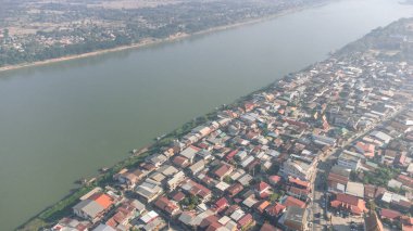 Sisli bir sabahta Chiang Khan Eski Köyü 'nün insansız hava aracı görüntüsü. Mekong Nehri kıyısındaki köy, şu anda Loei Eyaleti Tayland 'ın ünlü bir turistik merkezi olan Tayland-Laos sınırıdır..