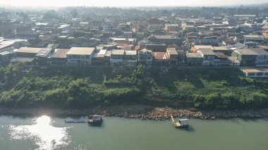 Sisli bir sabahta Chiang Khan Eski Köyü 'nün insansız hava aracı görüntüsü. Mekong Nehri kıyısındaki köy, şu anda Loei Eyaleti Tayland 'ın ünlü bir turistik merkezi olan Tayland-Laos sınırıdır..