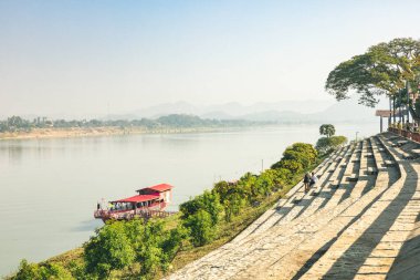 Sisli sabahlarda Chiang Khan Eski Köyü 'nün manzarası. Mekong Nehri yakınlarındaki köy, şu anda Loei Eyaleti Tayland' ın ünlü bir turistik merkezi olan Tayland-Laos sınırıdır..